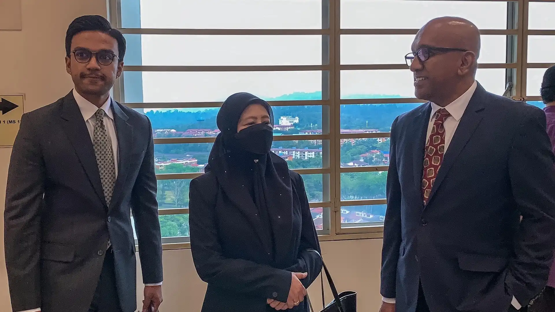 NORHAZNI Mat Sari bersama peguamnya, Haresh Mahadevan (kiri) meninggalkan kamar Mahkamah Sesyen selepas mendengar pertuduhan rasuah terhadapnya di Shah Alam, Selangor, hari ini. - UTUSAN / M. FIRDAUS M. JOHARI